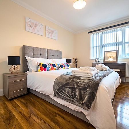 Heathrow Rare Find 2 Bedroom Plus 2 Bathroom Flat - Sleeps 6- Free Parking- Close To Heathrow Terminals-Quiet Development Stanwell Екстер'єр фото