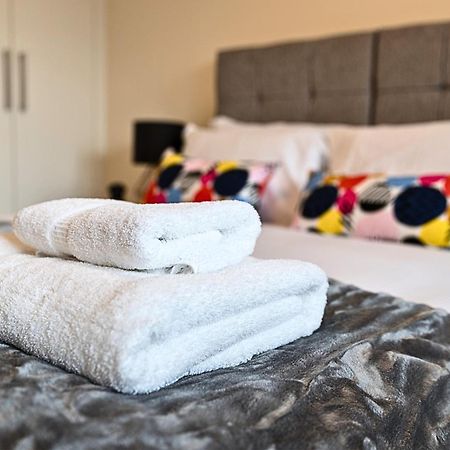 Heathrow Rare Find 2 Bedroom Plus 2 Bathroom Flat - Sleeps 6- Free Parking- Close To Heathrow Terminals-Quiet Development Stanwell Екстер'єр фото