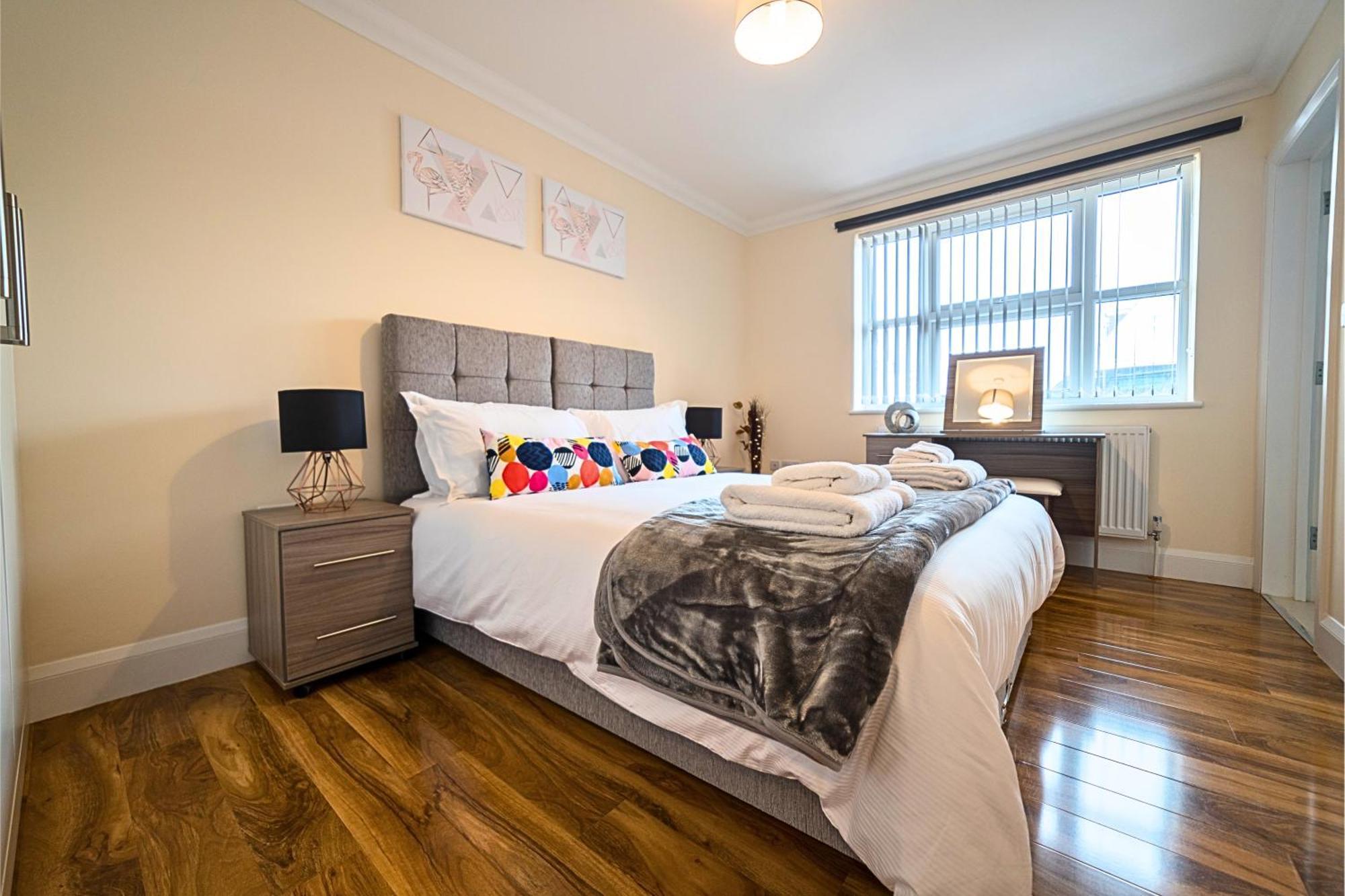 Heathrow Rare Find 2 Bedroom Plus 2 Bathroom Flat - Sleeps 6- Free Parking- Close To Heathrow Terminals-Quiet Development Stanwell Екстер'єр фото