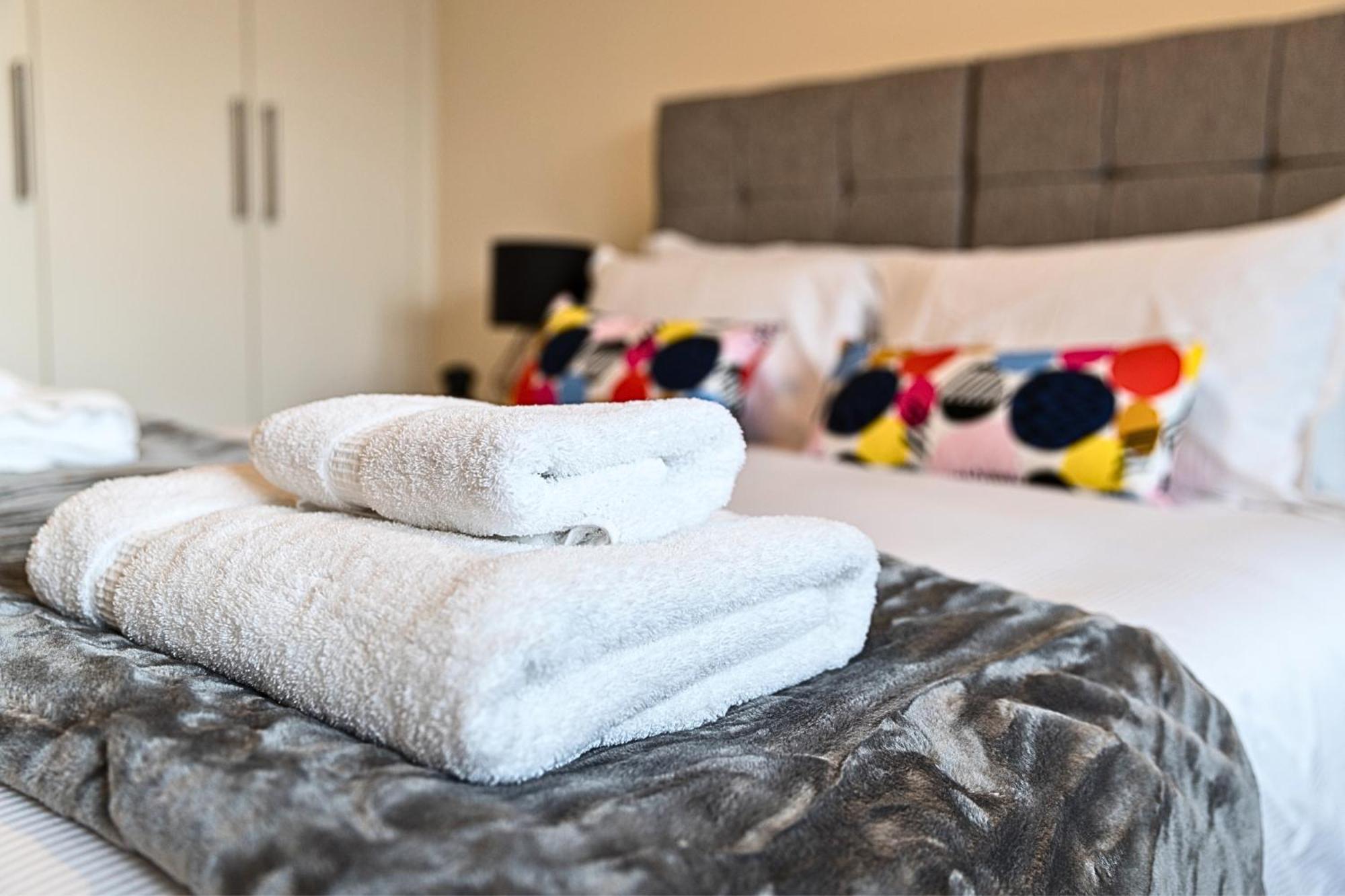 Heathrow Rare Find 2 Bedroom Plus 2 Bathroom Flat - Sleeps 6- Free Parking- Close To Heathrow Terminals-Quiet Development Stanwell Екстер'єр фото