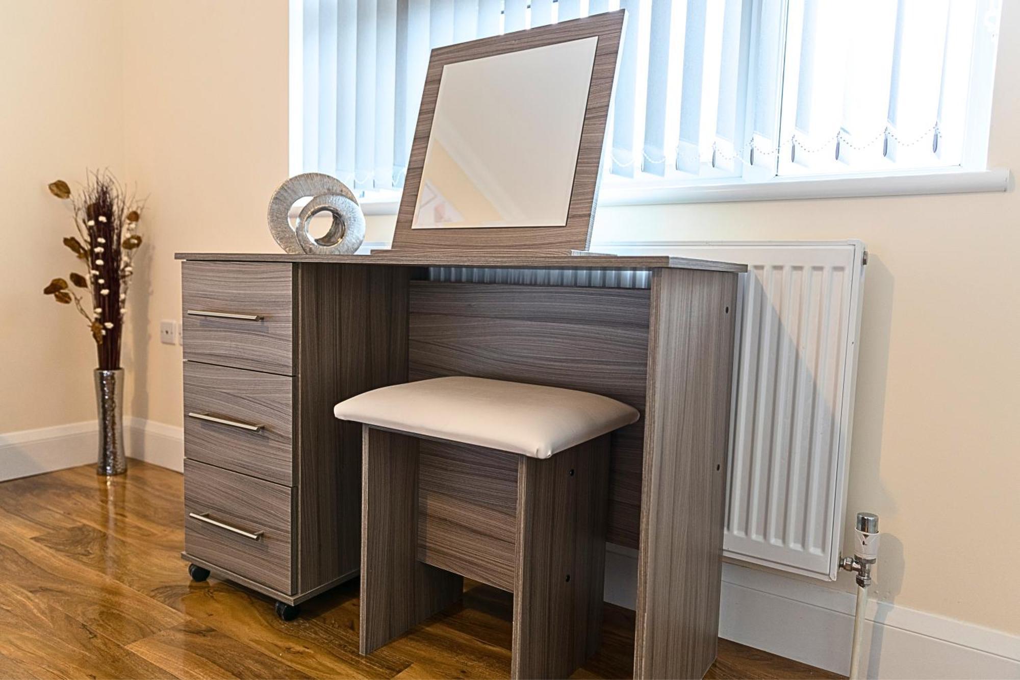 Heathrow Rare Find 2 Bedroom Plus 2 Bathroom Flat - Sleeps 6- Free Parking- Close To Heathrow Terminals-Quiet Development Stanwell Екстер'єр фото