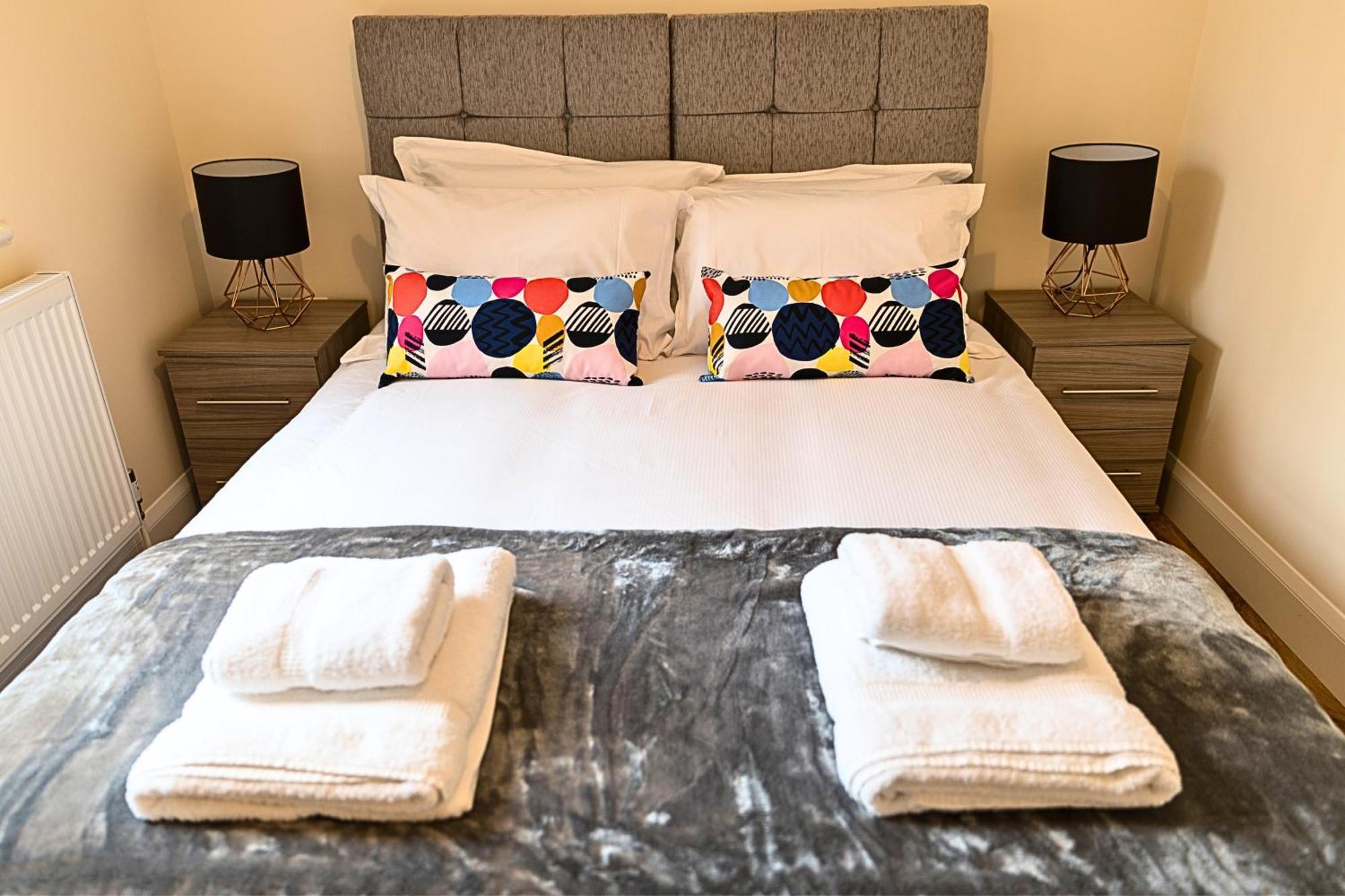 Heathrow Rare Find 2 Bedroom Plus 2 Bathroom Flat - Sleeps 6- Free Parking- Close To Heathrow Terminals-Quiet Development Stanwell Екстер'єр фото