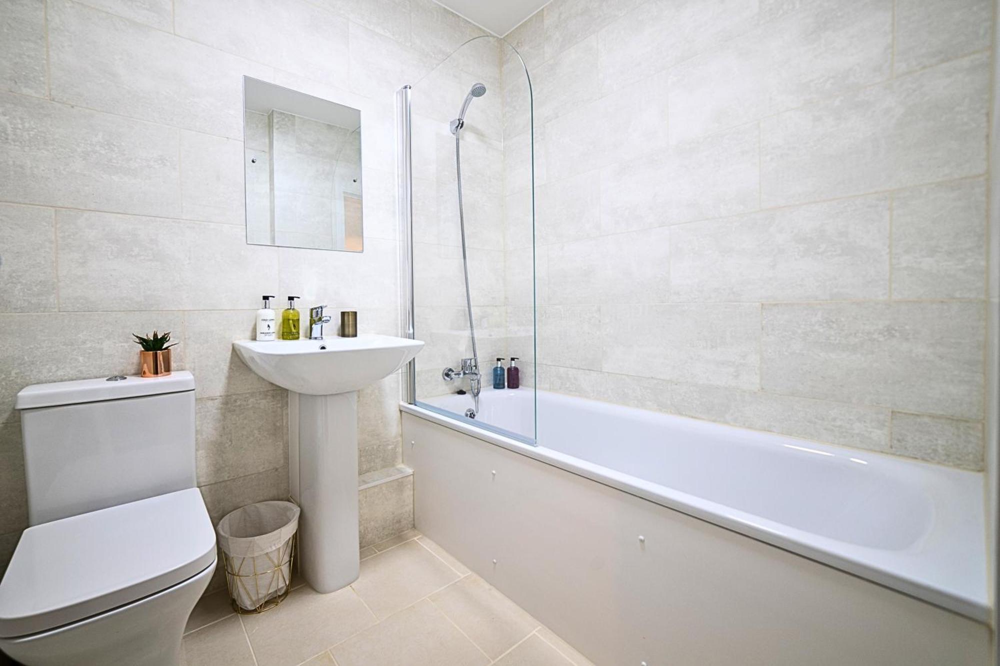Heathrow Rare Find 2 Bedroom Plus 2 Bathroom Flat - Sleeps 6- Free Parking- Close To Heathrow Terminals-Quiet Development Stanwell Екстер'єр фото
