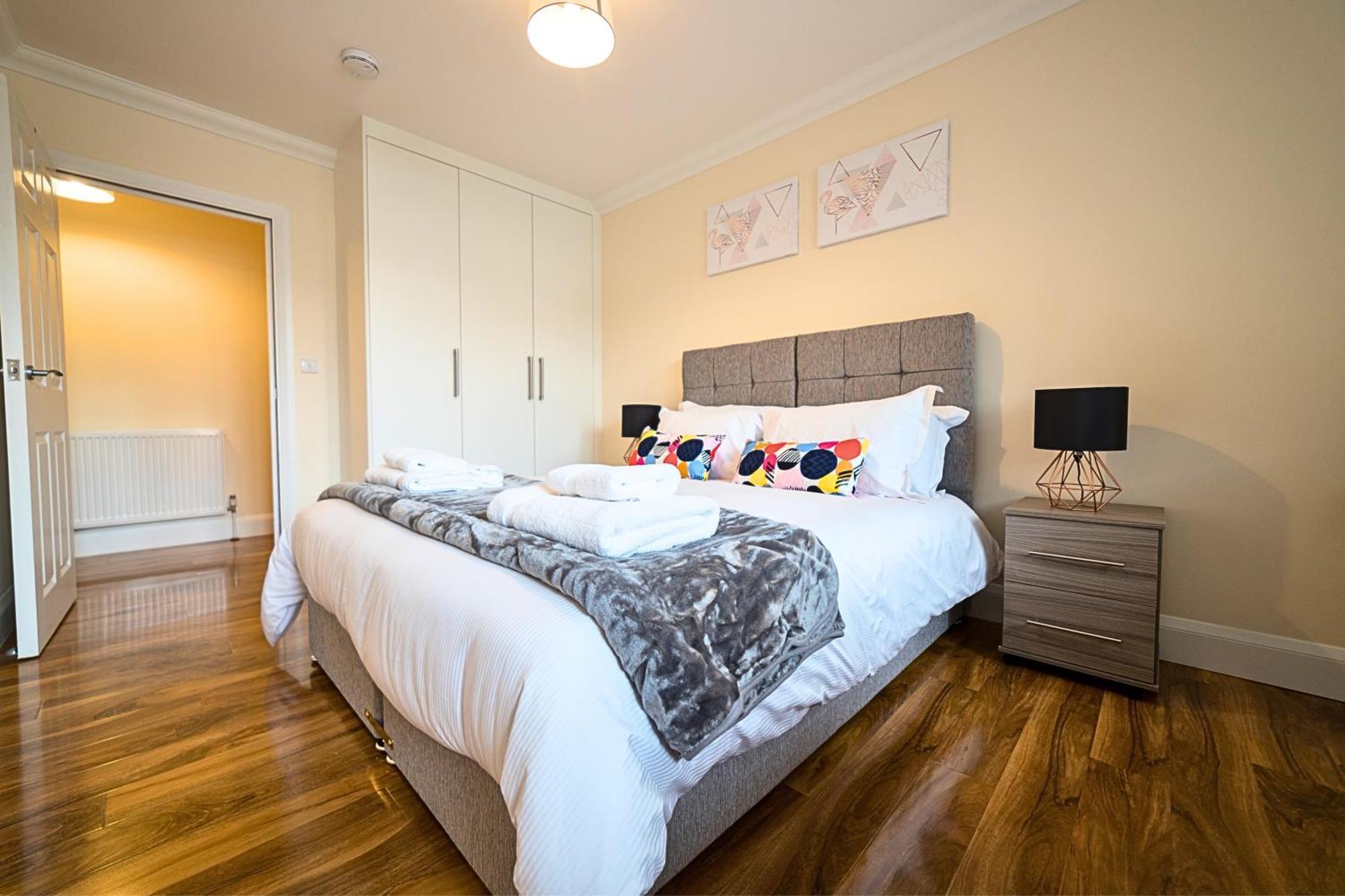 Heathrow Rare Find 2 Bedroom Plus 2 Bathroom Flat - Sleeps 6- Free Parking- Close To Heathrow Terminals-Quiet Development Stanwell Екстер'єр фото