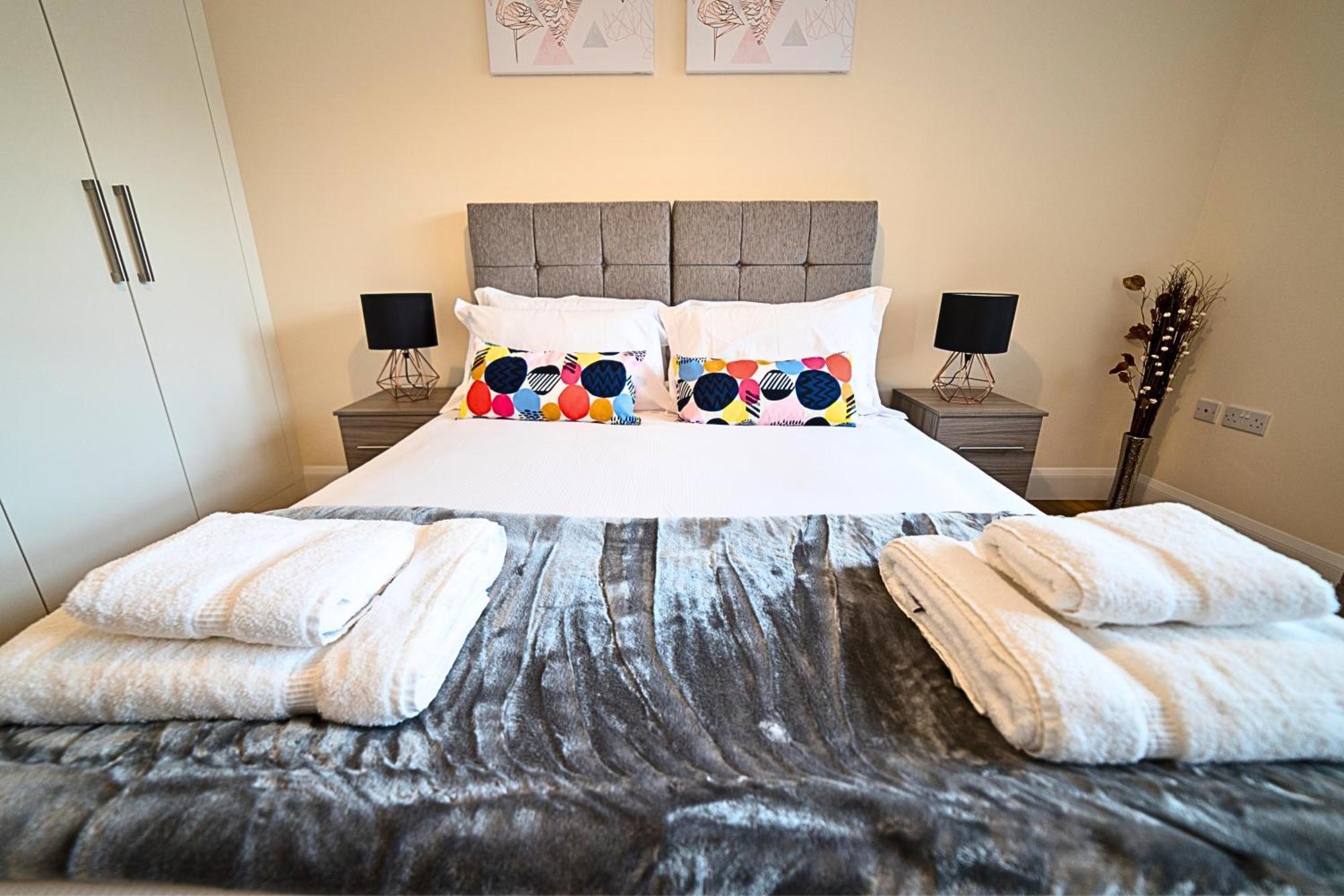 Heathrow Rare Find 2 Bedroom Plus 2 Bathroom Flat - Sleeps 6- Free Parking- Close To Heathrow Terminals-Quiet Development Stanwell Екстер'єр фото