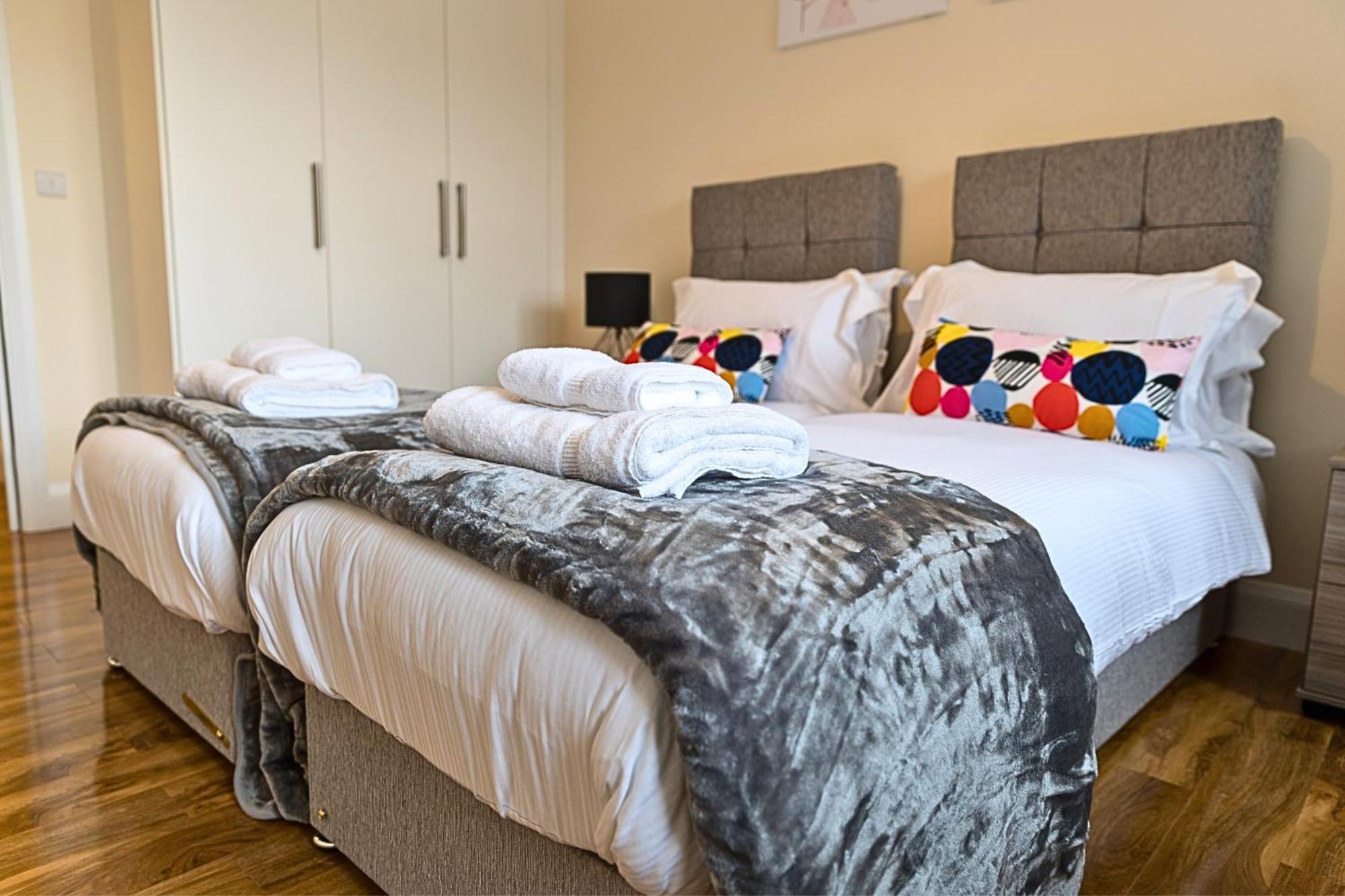 Heathrow Rare Find 2 Bedroom Plus 2 Bathroom Flat - Sleeps 6- Free Parking- Close To Heathrow Terminals-Quiet Development Stanwell Екстер'єр фото