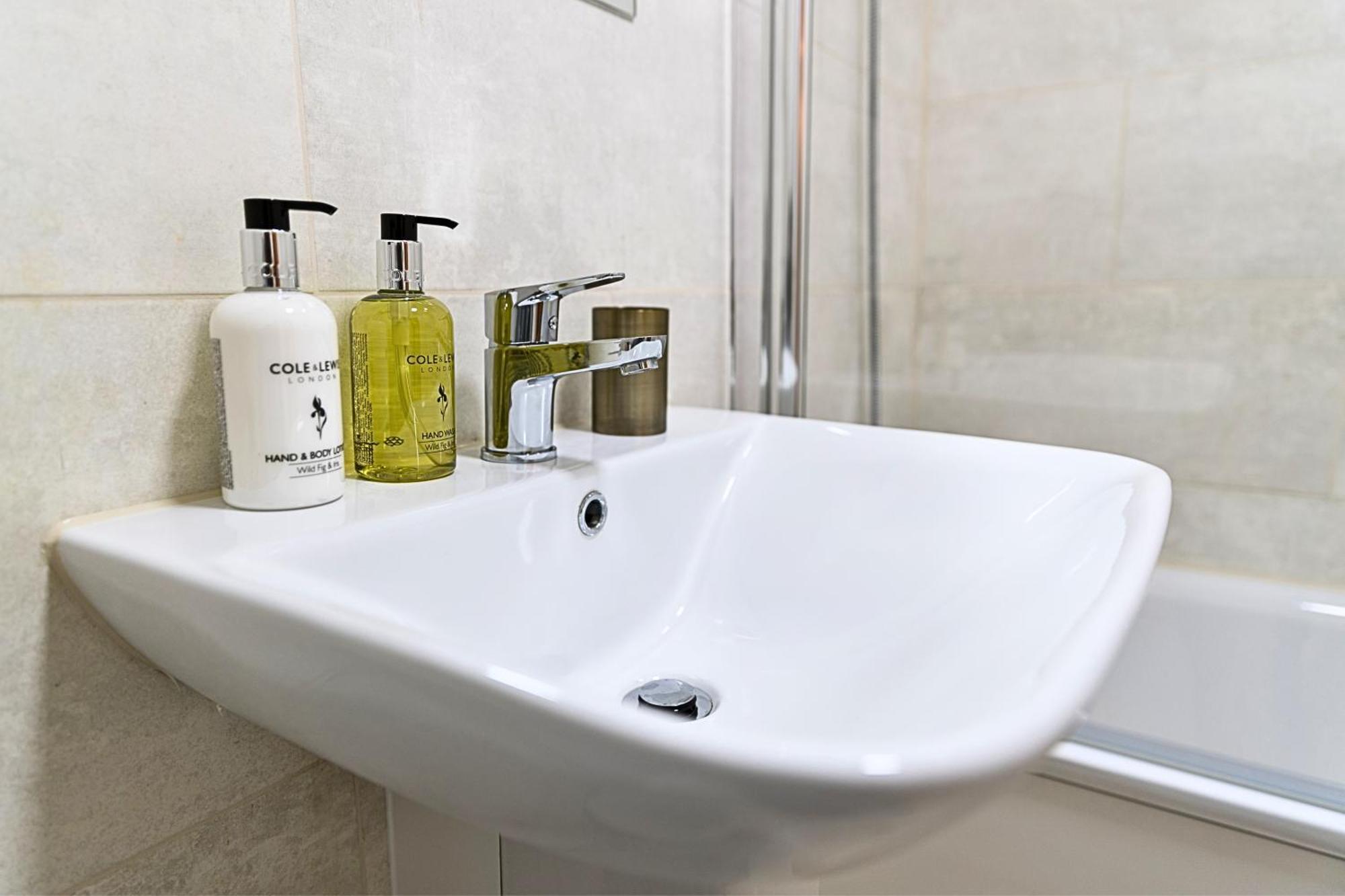 Heathrow Rare Find 2 Bedroom Plus 2 Bathroom Flat - Sleeps 6- Free Parking- Close To Heathrow Terminals-Quiet Development Stanwell Екстер'єр фото