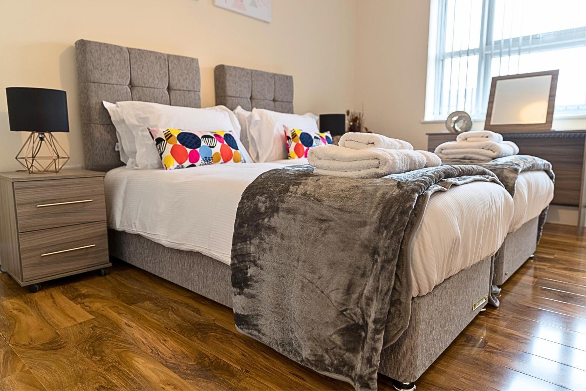 Heathrow Rare Find 2 Bedroom Plus 2 Bathroom Flat - Sleeps 6- Free Parking- Close To Heathrow Terminals-Quiet Development Stanwell Екстер'єр фото