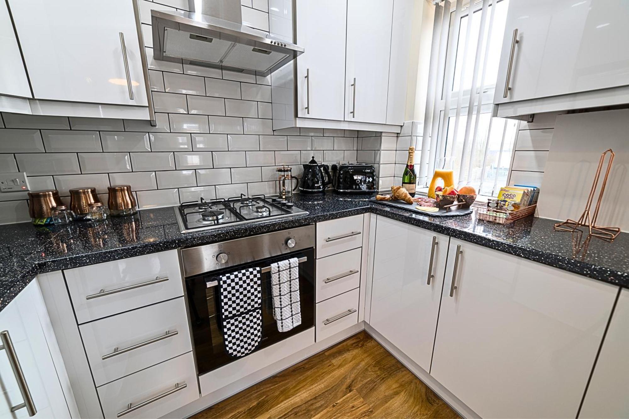Heathrow Rare Find 2 Bedroom Plus 2 Bathroom Flat - Sleeps 6- Free Parking- Close To Heathrow Terminals-Quiet Development Stanwell Екстер'єр фото