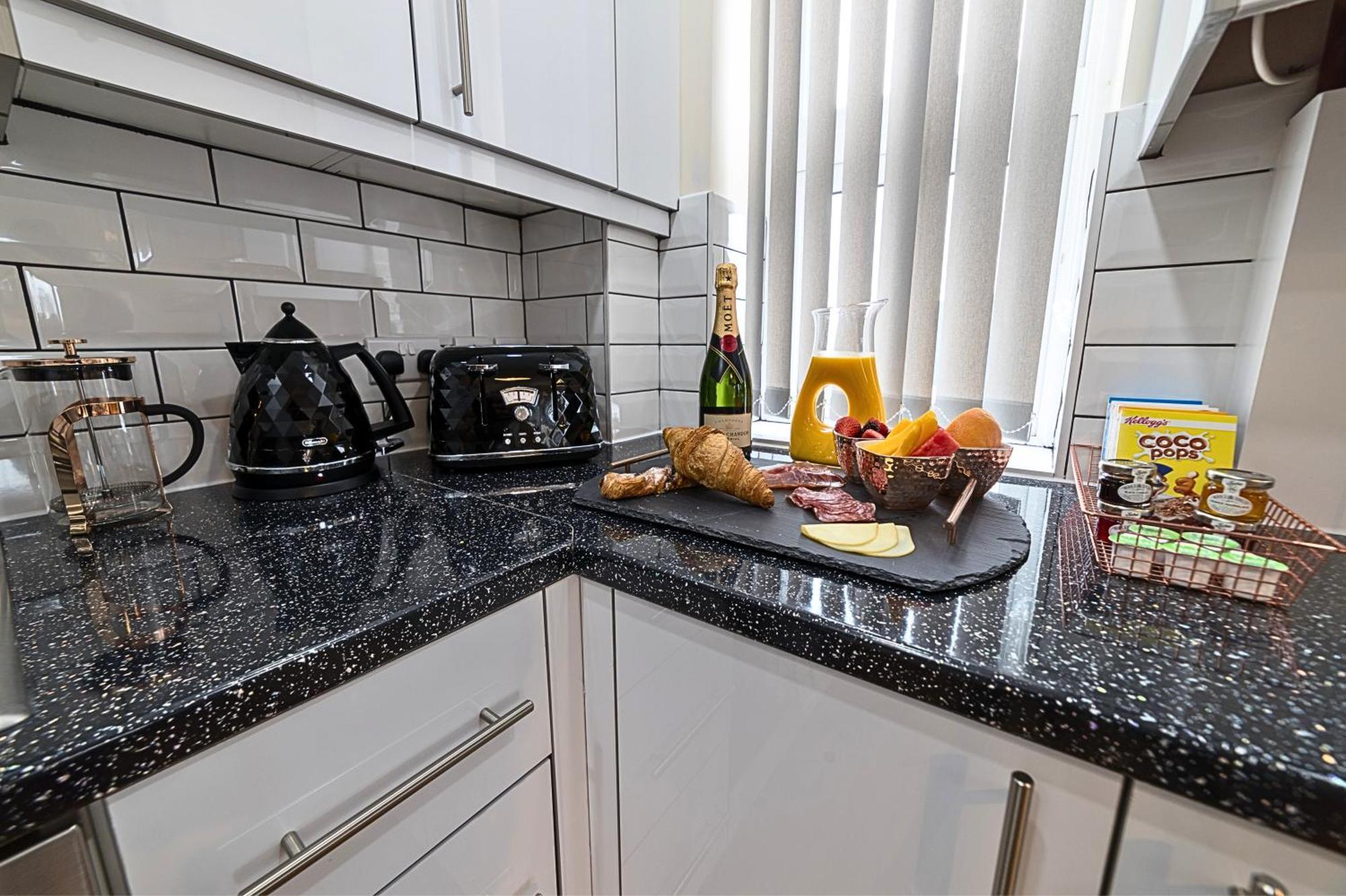 Heathrow Rare Find 2 Bedroom Plus 2 Bathroom Flat - Sleeps 6- Free Parking- Close To Heathrow Terminals-Quiet Development Stanwell Екстер'єр фото
