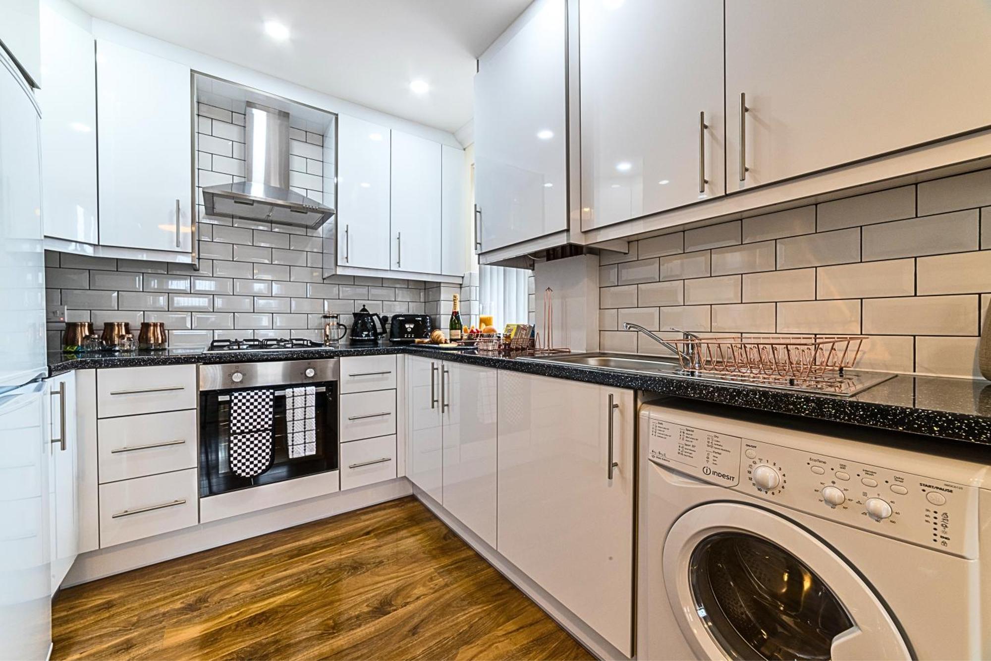 Heathrow Rare Find 2 Bedroom Plus 2 Bathroom Flat - Sleeps 6- Free Parking- Close To Heathrow Terminals-Quiet Development Stanwell Екстер'єр фото